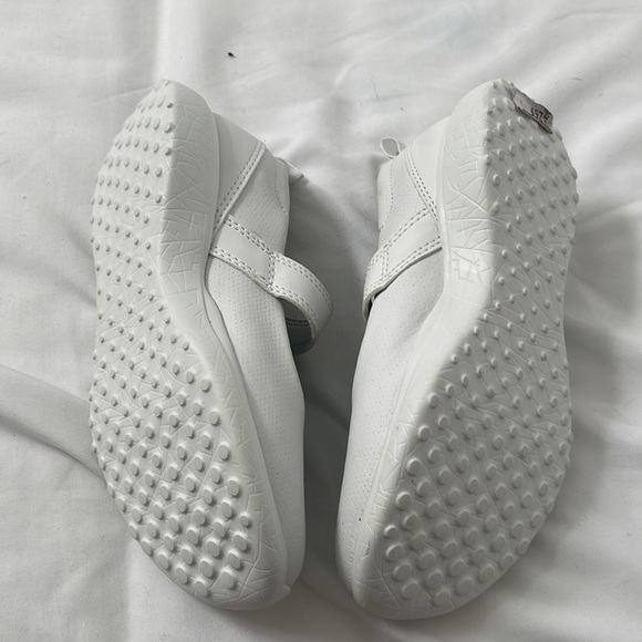 Girls white sketchers shoes - Picture 2 of 2